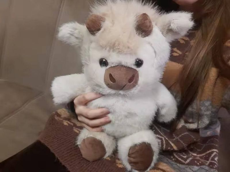 Інтерактивна м'яка іграшка "Бігаюче Телятко" (Running Cow Plush) Трендова Корівка М-1012 фото